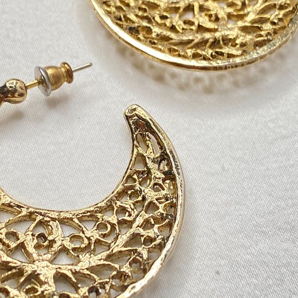 Huggie Hoop Pierced Earrings Gold Tone Filagree - Picture 7 of 8